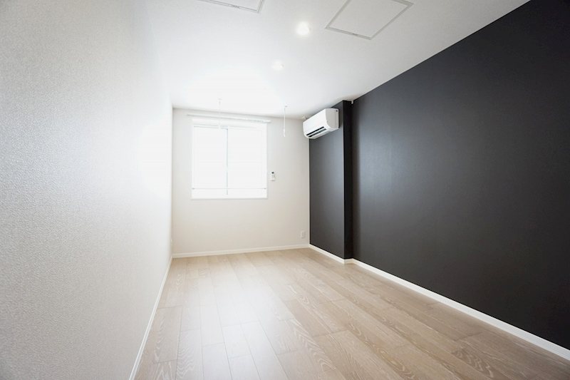 その他部屋・スペース　7.6帖洋室/ダークグレーのクロスでスタイリッシュな居室。