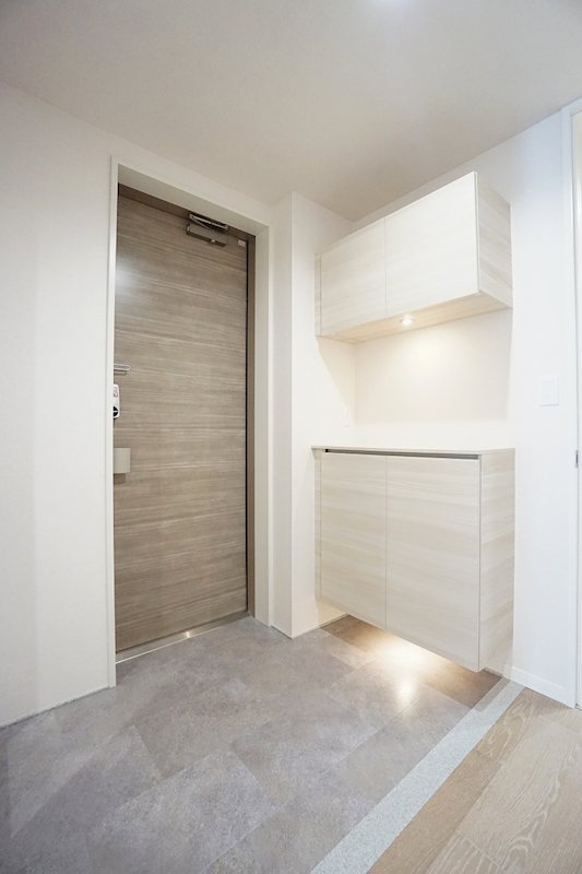 玄関　段差がなく広くスッキリとした印象に。安全性も高まります。