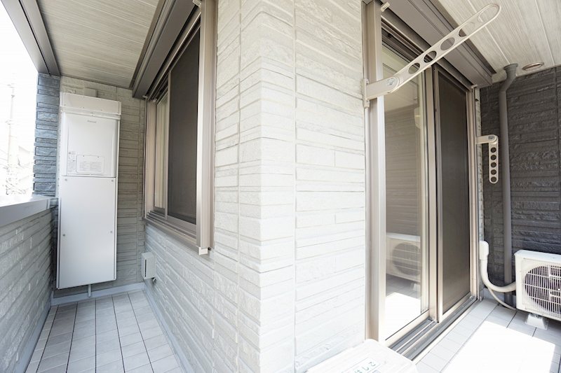 バルコニー　L型につき太陽光や風を効率良く取り込めます。