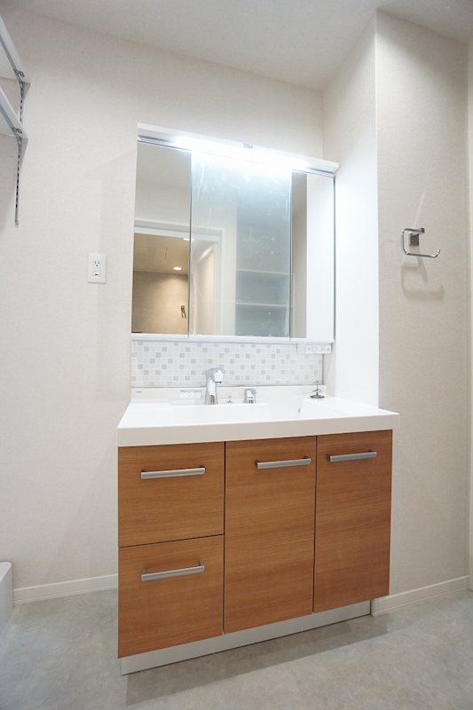 洗面設備　三面鏡収納のデザイン性と実用性に優れた洗面カウンター。