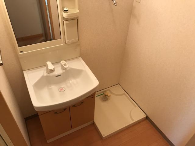 洗面設備　カゴも置きやすい洗面所