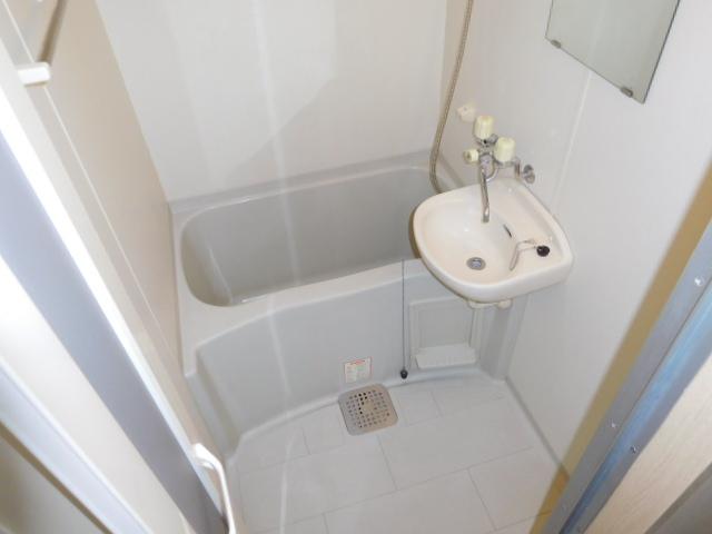 バス・シャワールーム　一日の疲れを癒して下さい。