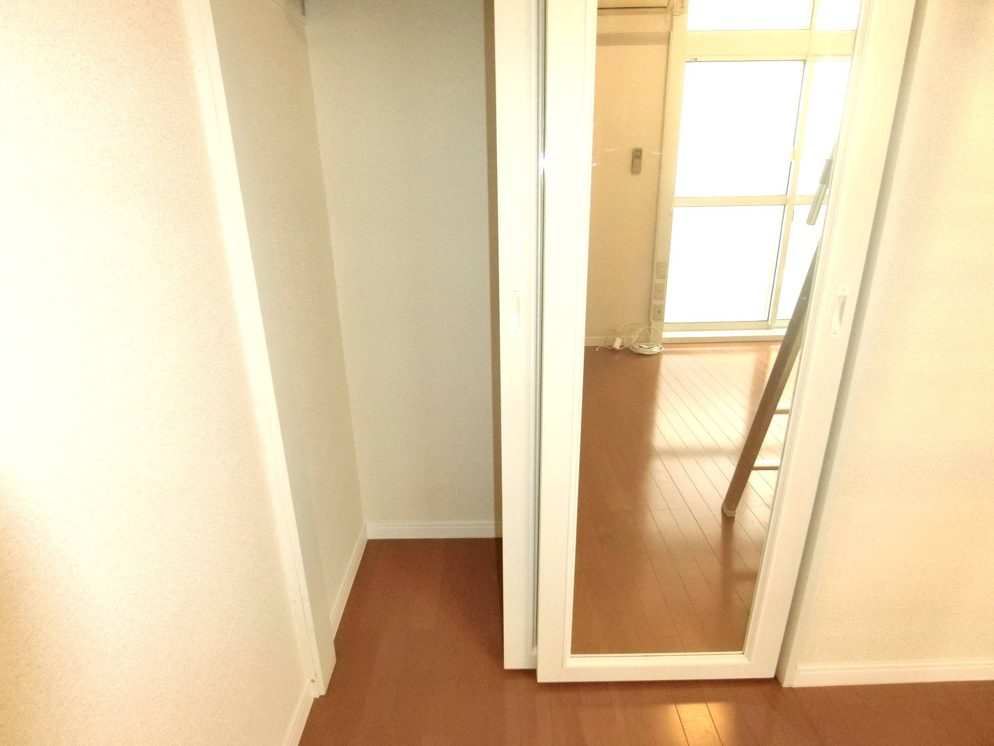 収納　全身ミラー付で両扉のクローゼツトを完備です☆