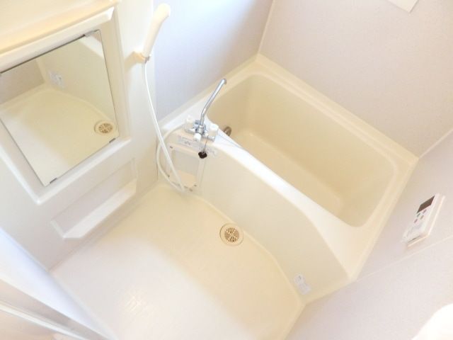 バス・シャワールーム　清潔感のあるバスルームです。