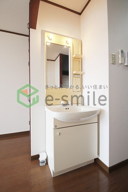 洗面設備　独立洗面台、小物を置くことができて便利です