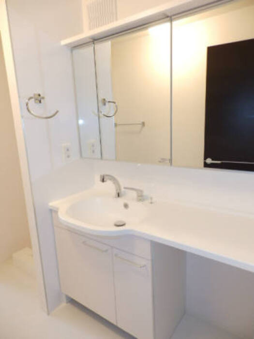 洗面設備　ゆったりとスペースのある洗面所