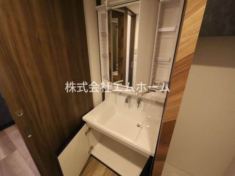 洗面設備　三面鏡付洗面化粧台