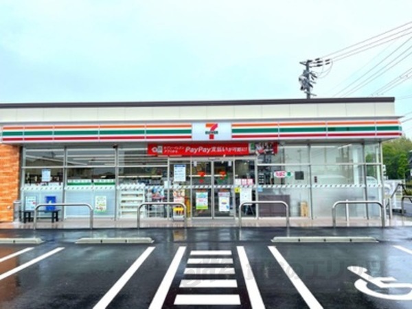 コンビニ　セブンイレブン彦根八坂町店（コンビニ）まで90m