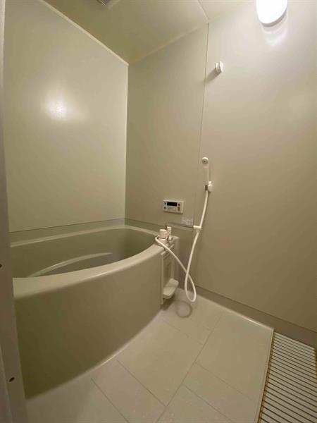 バス・シャワールーム　追い炊き機能つきのお風呂※同タイプの別部屋の写真となります