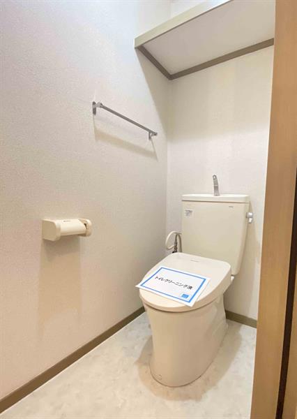 トイレ　温水洗浄便座付きのトイレ※同タイプの別部屋の写真となります