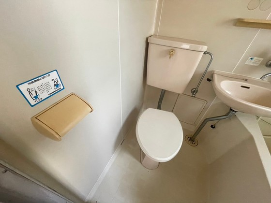 トイレ　※別号室の写真を使用しております。