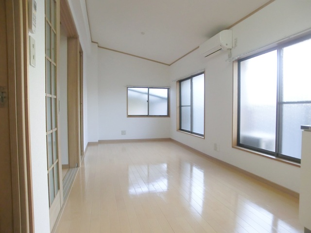 居室・リビング　２面採光の明るいリビングです。