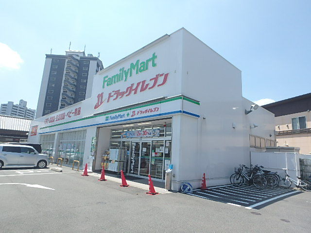 コンビニ　ファミリーマートドラッグイレブン北方店（コンビニ）まで477m