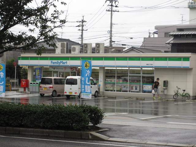 コンビニ　ファミリーマート紫原三丁目店（コンビニ）まで387m