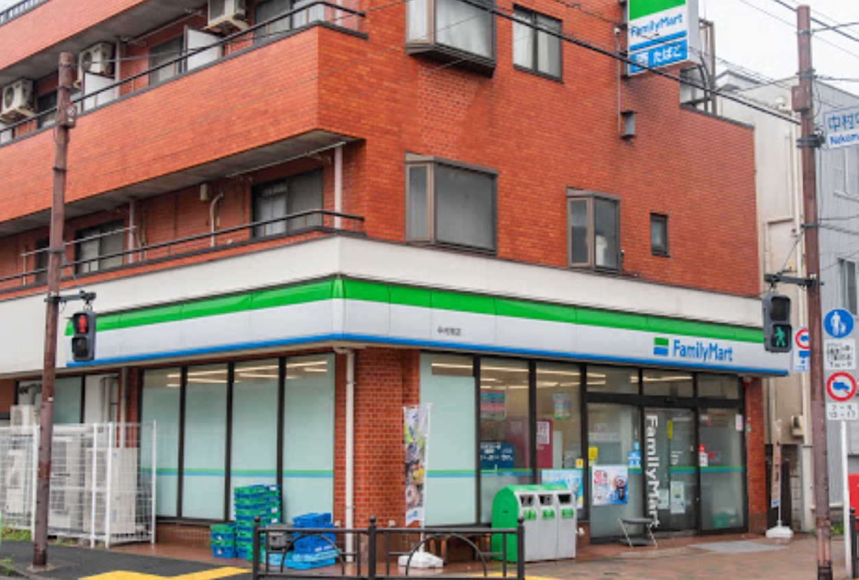 コンビニ　ファミリーマート中村南店（コンビニ）まで328m