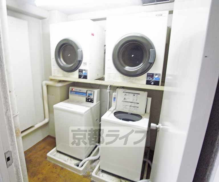 その他設備　共同の洗濯機です
