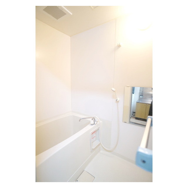 バス・シャワールーム　鏡付きバスルーム