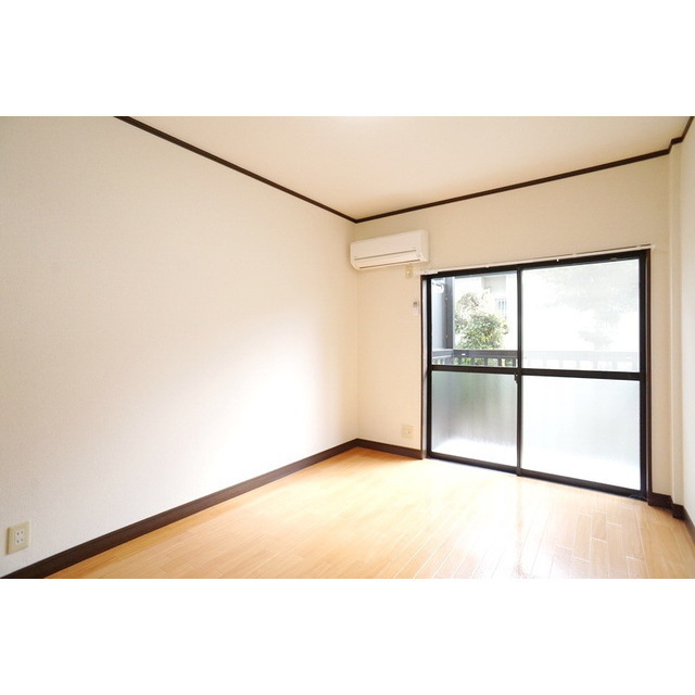 居室・リビング　明るい日差しの室内