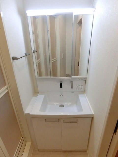 洗面設備　★人気の高い3面鏡タイプの独立洗面台★