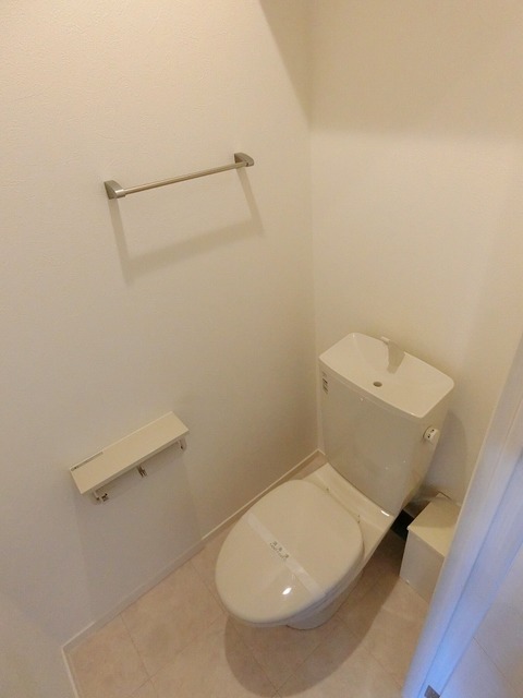 トイレ　★上部に棚もあります★