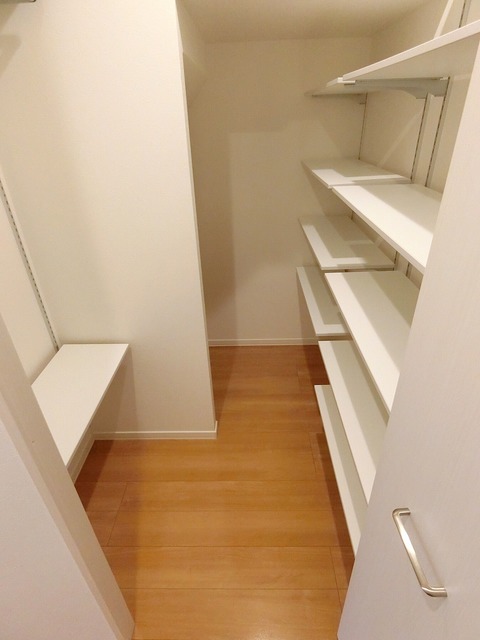 収納　★広々とした階段下収納★