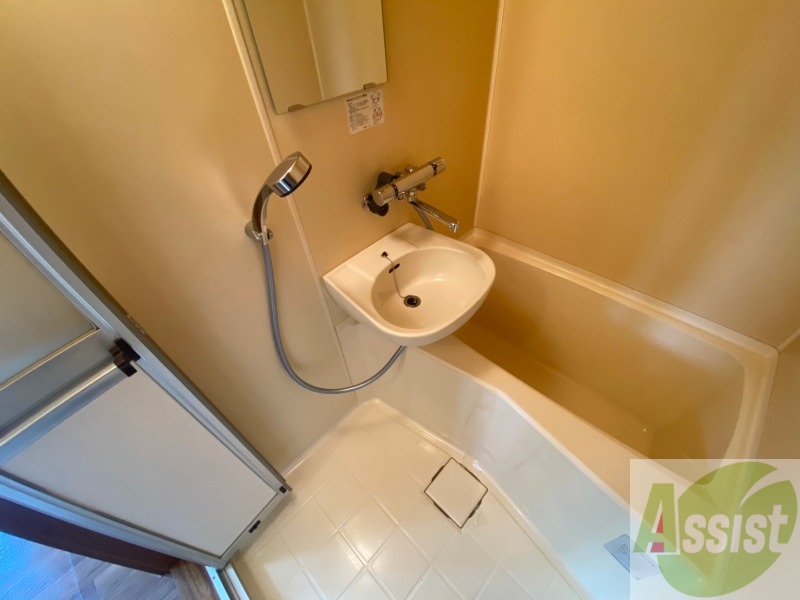 バス・シャワールーム　ユニットバスです。疲れを癒すのに欠かせませんね！