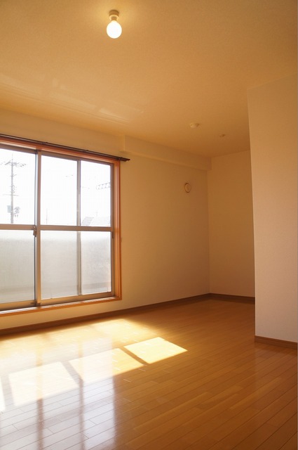 居室・リビング　リビング１３．５帖♪陽当たりも良好☆