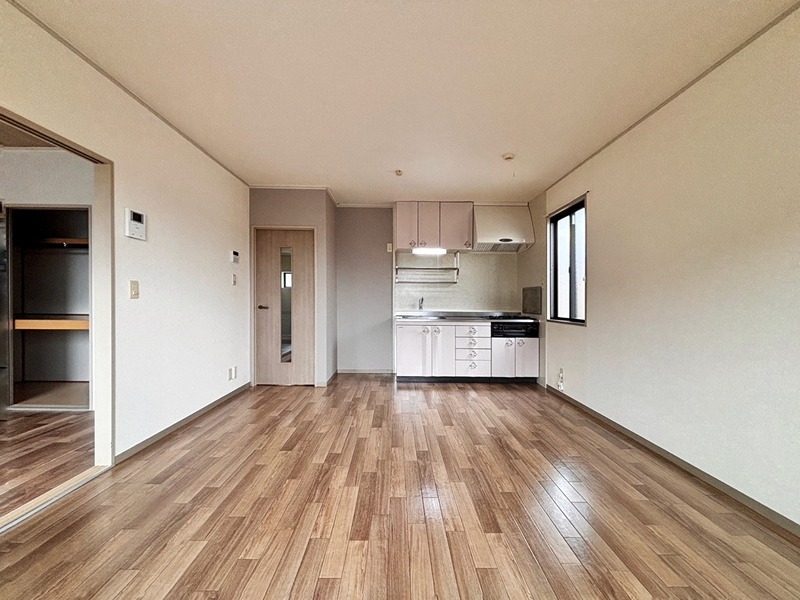 居室・リビング　壁付けキッチンの方がリビングは広々使えます。