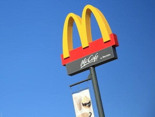 飲食店　マクドナルド 福岡日赤通り店（飲食店）まで882m