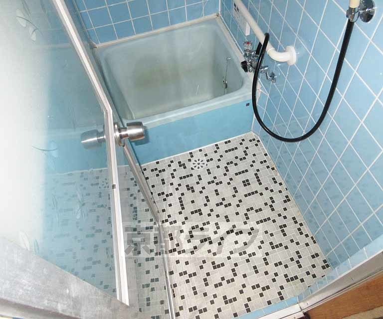 バス・シャワールーム　古風な浴室です・