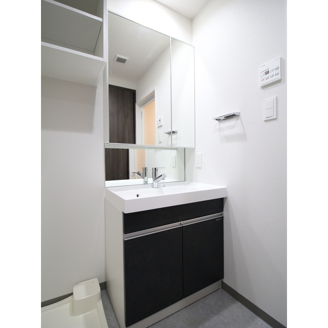 洗面設備　二面鏡洗面化粧台