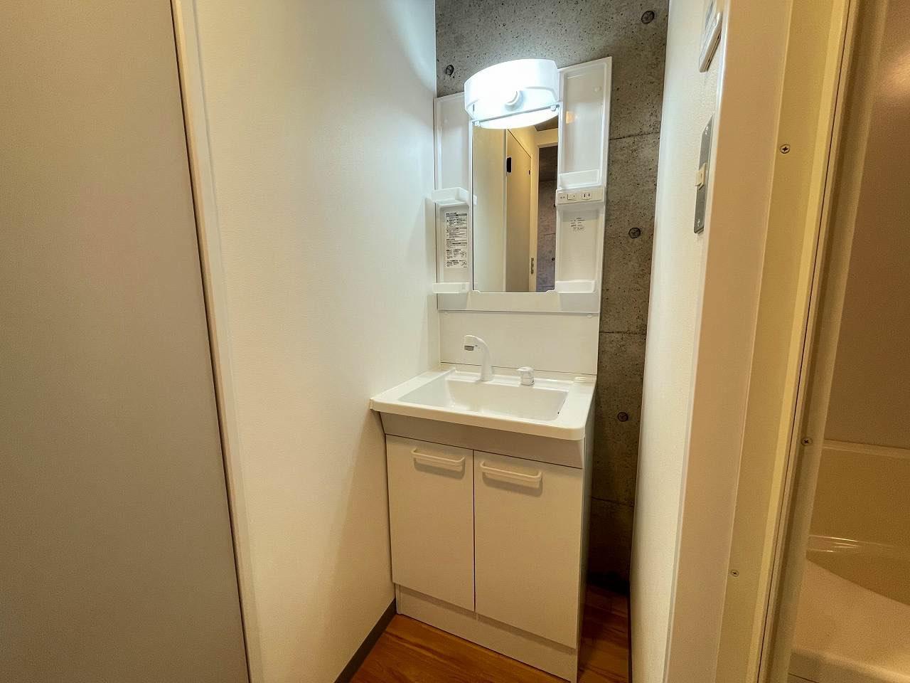 洗面設備　清潔感のある独立洗面台で身支度が快適に。