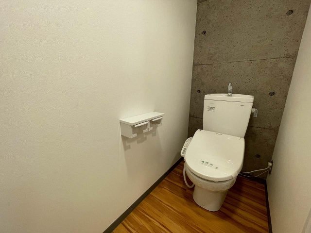 トイレ　温水洗浄便座付きの清潔なトイレ。アクセントクロスもオシャレ。