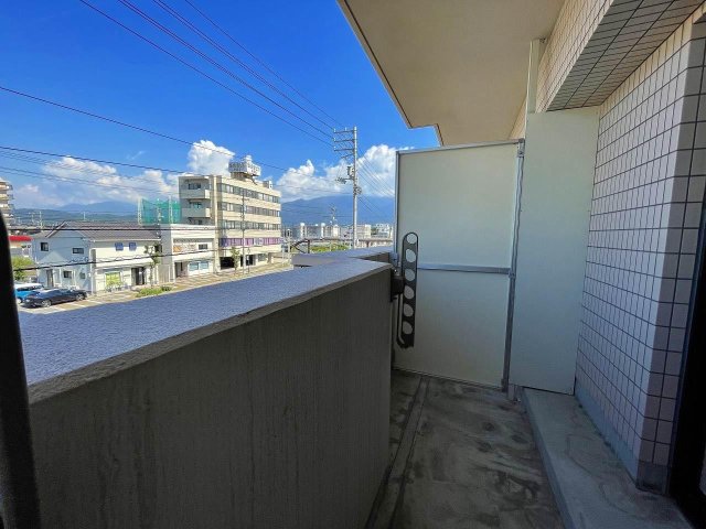 バルコニー　楠木中央通り沿いに面した快適なバルコニー