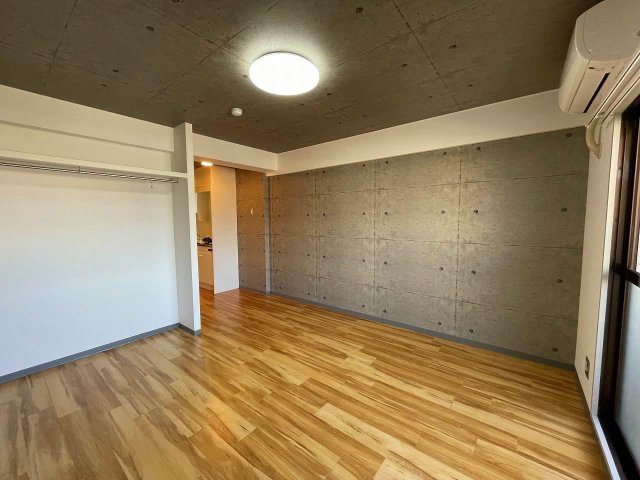 居室・リビング　明るい木目床で広く感じる洋室です。