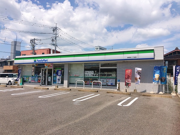 コンビニ　ファミリーマート 津栄町二丁目店（コンビニ）まで320m