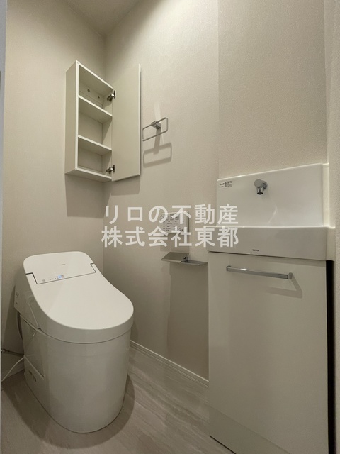 トイレ　白基調で清潔感のあるトイレです♪