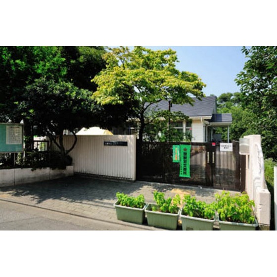 幼稚園・保育園　三鷹市立こじか保育園（幼稚園・保育園）まで360m