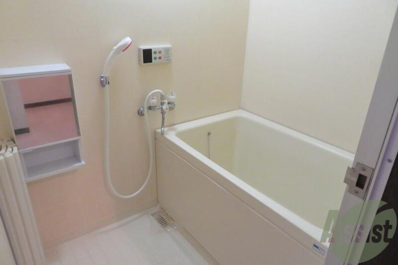 バス・シャワールーム　バス・トイレ別。追焚機能も付いてゆっくり入れそうです。