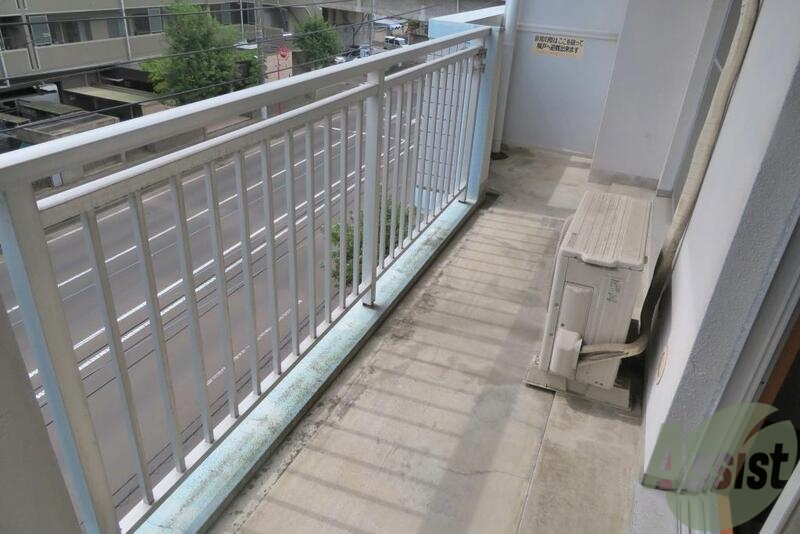 バルコニー　ベランダも日当たりが良くて布団干しに良さそうです。