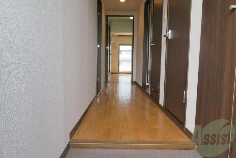 玄関　玄関からお部屋側を見た写真。奥行がありますね。