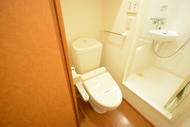 トイレ　温水洗浄便座機能付きトイレ