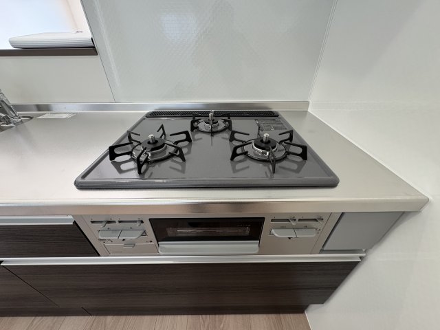 キッチン　ビルトイン三ツ口コンロ