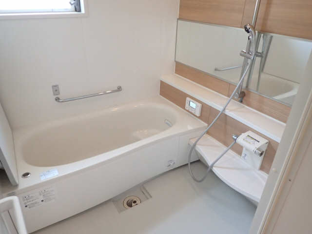 バス・シャワールーム　広い浴室はお子さんと一緒に入るのに最適です