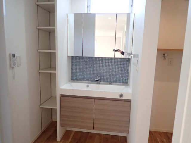 洗面設備　三面鏡としても使える幅の広いシャンプードレッサー