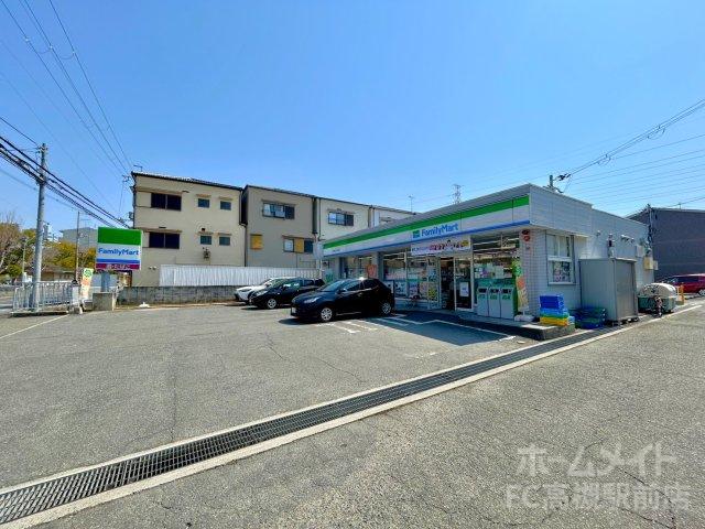 コンビニ　ファミリーマート　高槻芝生住宅前店（コンビニ）まで562m