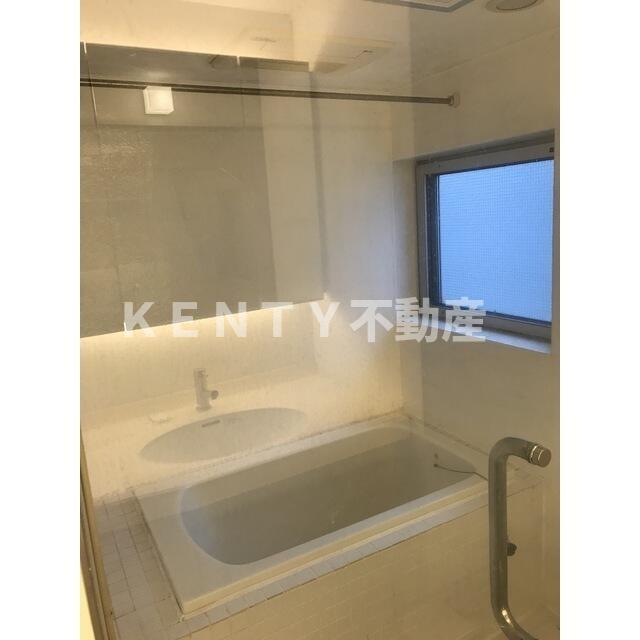 バス・シャワールーム　コンパクトで使いやすいお風呂です