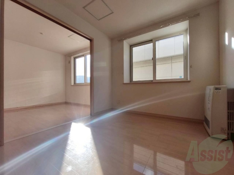 その他部屋・スペース　こちらのお部屋は光が差し込む、温かみのあるお部屋です。