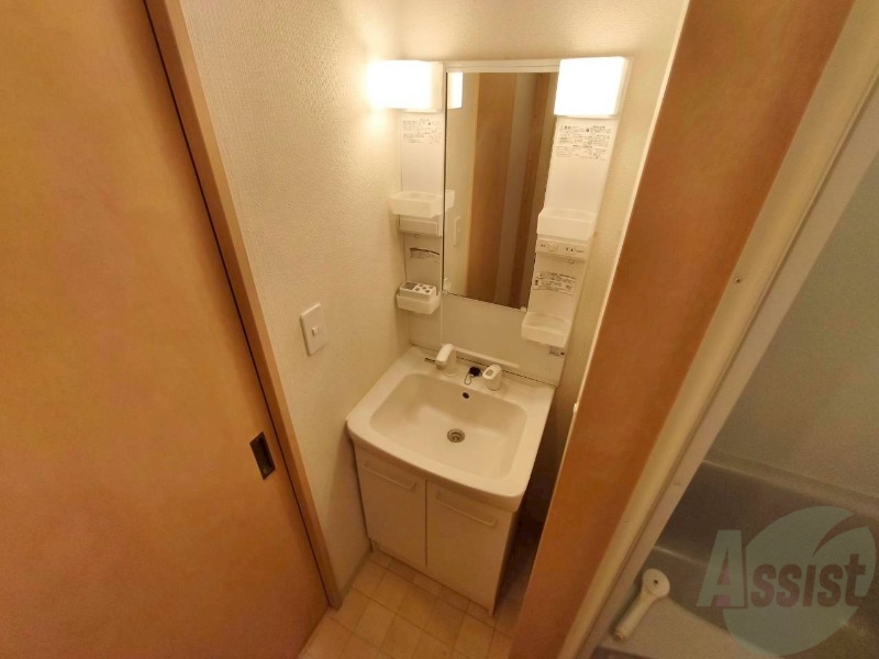 洗面設備　独立洗面台です。大きくてよいですね。シャンプーもできます！