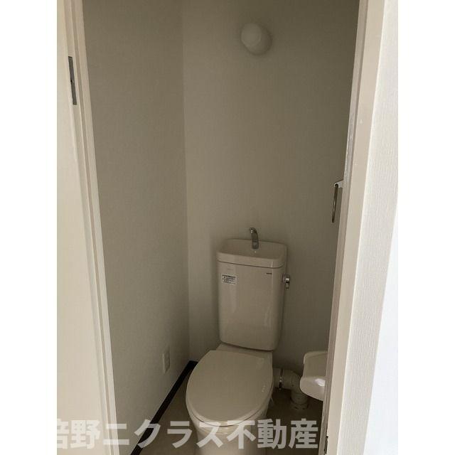 トイレ　内装は別部屋の参考写真です。